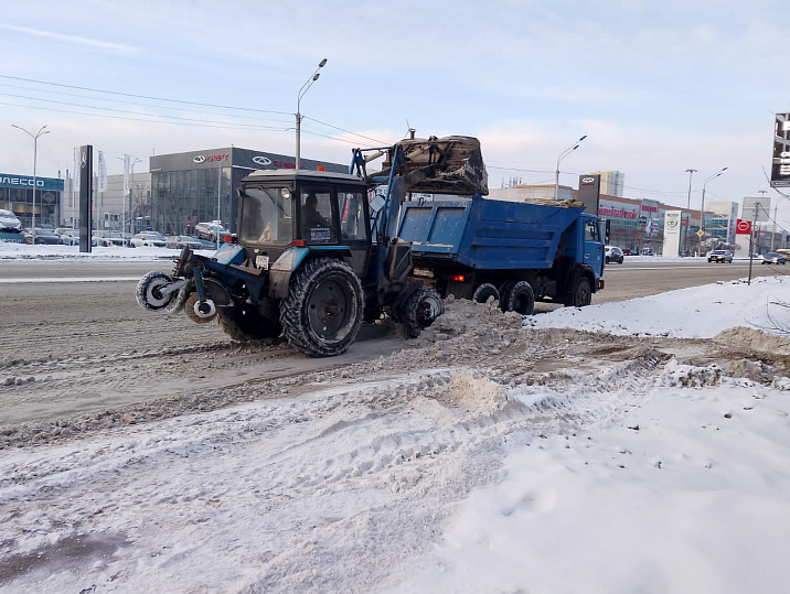 Дорожная служба очищает улицы от снега