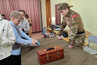 Ребята из военно-патриотического клуба «Струна» провели мастер-класс для пятиклассников школы №70