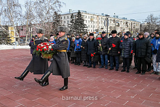 В Барнауле в День Героев Отечества к памятным местам возложили цветы