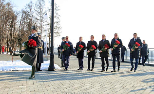 В Барнауле возложили цветы к стеле «Город трудовой доблести»