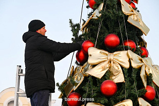 В Барнауле оформляют Новогодние городки на площади Сахарова и на улице Мало-Тобольской