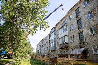 Как ведется капремонт на доме №13 в поселке Научный Городок, проверили в ходе выездного совещания