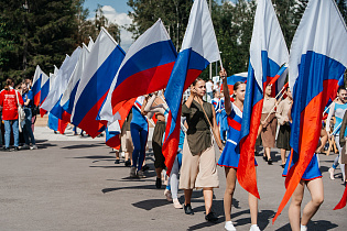 Молодежная программа к Дню Государственного флага России прошла в Барнауле