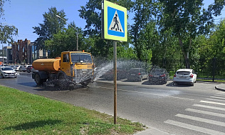 Дорожная служба продолжает полив городских улиц